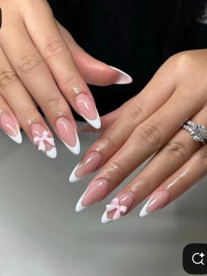 Handgjorda lösnaglar💞 - Snygga press-on naglar i mandelform med klassisk fransk tipp i vitt och nude bas.