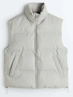 väst med hög krage - Stilren väst med hög krage och dragkedja framtill. Västen har två snedställda fickor och quiltad design för extra värme. Perfekt att slänga över en hoodie eller tröja för en chill look.