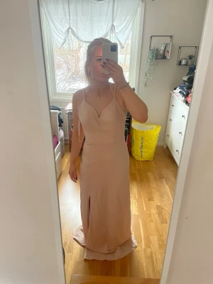 Ljusrosa balklänning  - Jag säljer denna superfina klänning från Aspera by Alicja Eklöw då den tyvärr är för liten för mig. Aldrig använd, endast testad. Storlek 34. Nypris 3590 kr. Klänningen är i en glittrig rosa färg med ett slit längs benet och är från designern Alicja Eklöws företag Aspera. Den är perfekt för balen eller liknande💗 