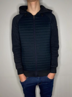 Colmar Cardigan - Colmar Cardigan| Storlek: S| Modellen är 179cm| Skick: 9/10| Pris: 799kr| Priset går alltid att diskutera😊