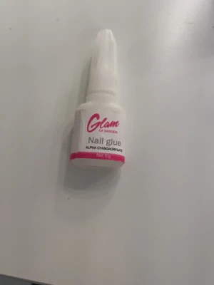 Nagellim från Glam of Sweden - Nagellim från Glam of Sweden, perfekt för att fästa lösnaglar. Kommer i en vit plastflaska med rosa detaljer och har en smal applikatorspets. Innehåller 10g och är baserat på alpha-cyanoacrylate.