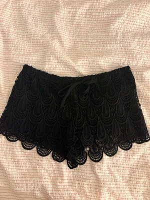 Svarta spets shorts - Säljer ett par svarta shorts med snygg spets och vågig kant.  Från H&M Divided. lite Nopprig men inte för mycket. Kom priv för fler bilder🌹