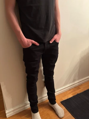 Svarta Nudie Jeans - Tjena! Säljer ett par schyssta Nudie jeans. Dom är i mycket bra skick och knappt använda. Strl: 28/30 ! | Tveka inte att fråga något! 