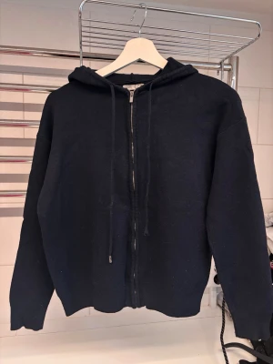 Hoodie från Oysho - Hoodie i skönt material från märket Oysho. Storlek S. Några små fläckar på tröjan, går bort i tvätten. 