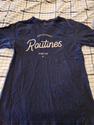 Enkel tshirt - Enkel navy blå tshirt köpt på interport herr avdelning. Använd flertal gånger. Mestadels använd för att torka håret då den är luftig och lätt.