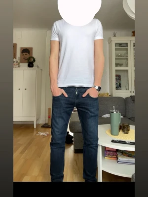 Replay mörkblå jeans Anbass - Snygga mörkblå jeans från Replay med klassisk femficksdesign och diskreta slitningar. Jeansen har raka ben och är tillverkade i stretchigt denim som ger en skön passform. Storlek W29 L32. Jag är 180cm. Skriv vid minsta fundering och priset är inte helt spikat.