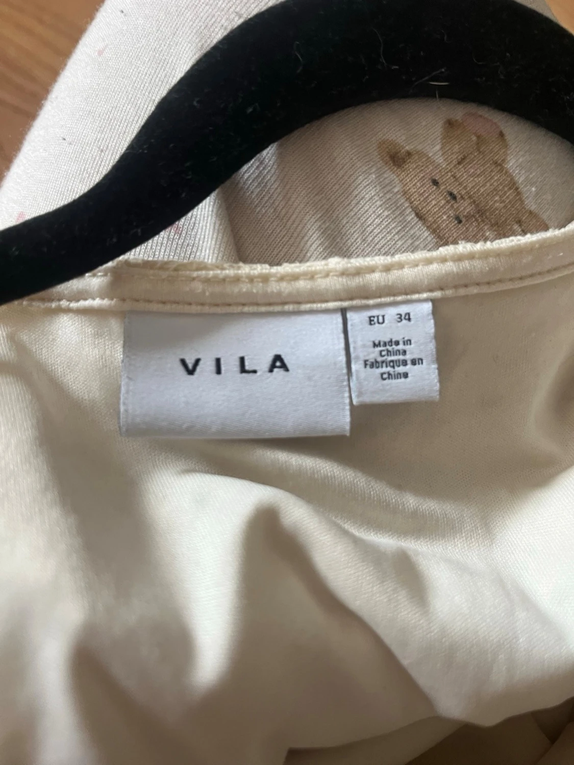 Vit spetsblus med volangdetaljer - 2