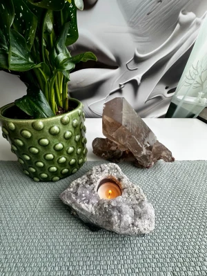 Lykta i Ametist & Bergkristall från Brasilien - En kristall-lykta som sticker ut med sin unika design i lavendel- ametist och bergkristall.   808 gram  15x10x5.5 cm  Ametist säga öka din intuition och hjälper vid stressade situationer och sömnproblem 💜 