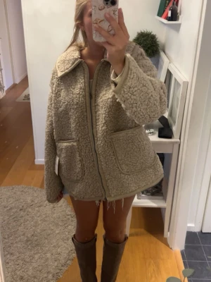 Beige teddyjacka - Jätte fin Teddyjacks från by Malina i nyskick! Nypris 4500kr. Passar perfekt till vinter och vår🙌🏼