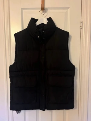 Varm väst - Snygg svart dunväst från pull and bear! Väldigt skön. 