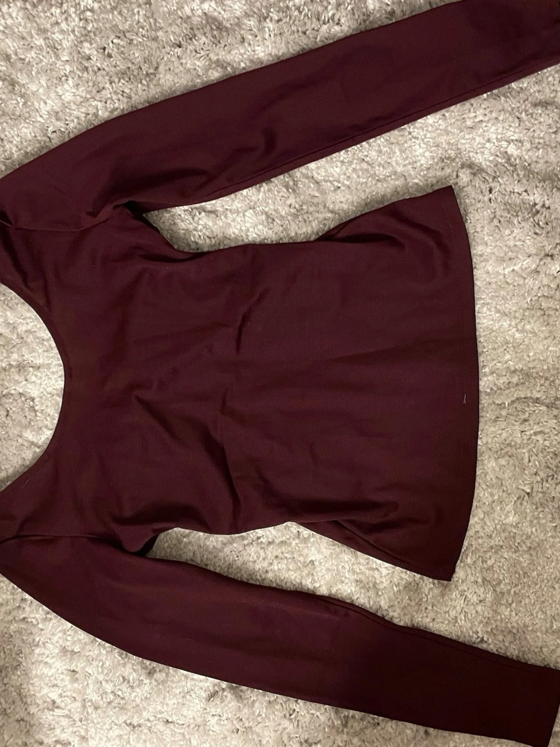 Vinröd långärmad glittrig topp med twist  - 1