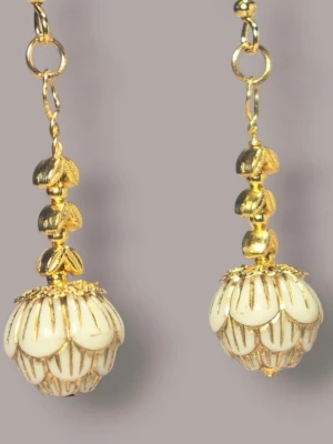 Guldiga örhängen blomformade hängande  - Unika örhängen i guldton med hängande kronärtskocke-liknande bollar och dekorativa bladformade detaljer. Krokar av rostfritt guldpläterat stål. De har en elegant, rund form och fina guldfärgade inslag som ger en lyxig känsla. Perfekta för dig som vill sticka ut med accessoarer som har det lilla extra.