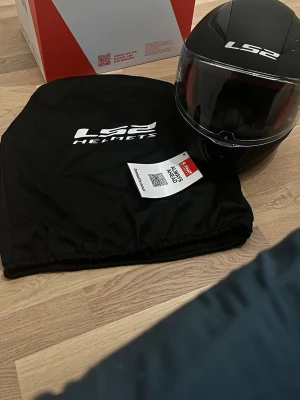 Moped hjälm, LS2 - Säljer nu min LS2 Rapid singel mono hjälm för jag aldrig använt den. Hjälmen har ett nypris på  runt 1000 kr, vid snabba affärer kan jag sänka priset ‼️