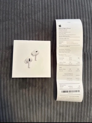 Apple AirPods Pro (USB-C) hörlurar - Säljer ett par vita Apple AirPods Pro (USB-C) i originalförpackning. Snygg och kompakt design med silikonproppar för bästa passform. Perfekta för dig som vill ha grymt ljud och smidig anslutning till din iPhone eller andra Apple-enheter.