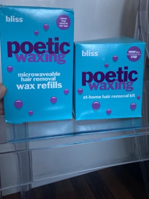 Bliss Poetic Waxing hårborttagningskit - Komplett Bliss Poetic Waxing kit för hårborttagning hemma. Innehåller mikrovågsbar vaxrefill, vax i kopp, super skin cleanser och pre- och post-waxing oil med eteriska oljor av ros och kamomill. Använd några gånger med oanvänd refill. 