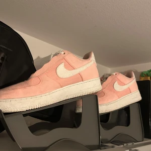 Airforce one - Custommade AF1 i rosa och vitt från Nike. Köpta för ca 4000kr. Jättefina och one of a kind. Passar perfekt till våren och sommar. Tvättning sker med borste och ej frätande medel! Passar 43-44 i storlek. Mer bilder och beskrivning finns om så önskas. Pris kan diskuteras:) Mvh/ Philip
