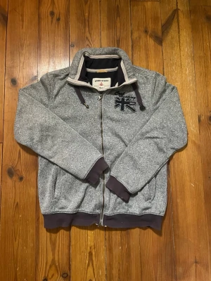 Grå cardigan från Mexx  - Säljer snygg cardigan från mexx. Relativt bra skick, minimalt slitage och en pytteliten färgfläck på ena mudden samt ena snöret saknar alget.       |Storlek M | skick 7/10 | skriv om du har några funderingar! Priset är ej hugget i sten!