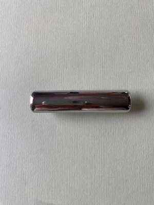 Silverfärgat hårspänne i metall - Stilrent hårspänne i blankt silverfärgat metallmaterial med avlång och rundad form. Perfekt för att hålla håret på plats och ge en snygg touch till din look. Enkel att fästa och passar till många olika frisyrer.