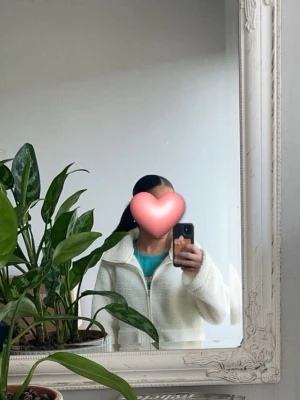 Vit teddyjacka med dragkedja - Mysig vit teddyjacka med dragkedja framtill och stor krage. Jackan har en avslappnad passform och är gjord i fluffigt teddy-material som ger en trendig look. Perfekt för att hålla sig varm och stilsäker under kyliga dagar. Pris kan alltid diskuteras❤️