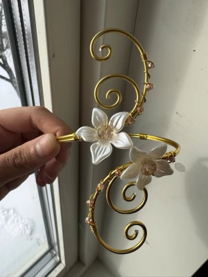 Armcuff  - Finns både i silver och guld💞 Lättböjd material som är enkel att justera. Vid osäkerhet, skriv gärna din till mig din omkrets på armen🥰 Jag gör även customs!