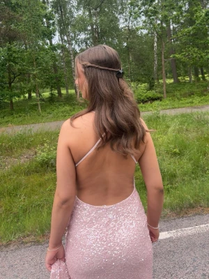 Lång ljusrosa paljettklänning - Lägger ut för att se om det finns intresse för min otroliga balklänning från 2025. Endast använt den gången köpte den ny. Är i mycket bra skick. Pris går att diskutera men tänker mig 3500kr! Storleken är 34,5 men anser att den passar mer som S