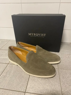  Myrqvist loafers  - Säljer dessa nya myrqvist loafers. Fin grön färg, nypris 2500kr. Låda medföljer. Aldrig använda. Perfekt för sommaren. Storlek 44.