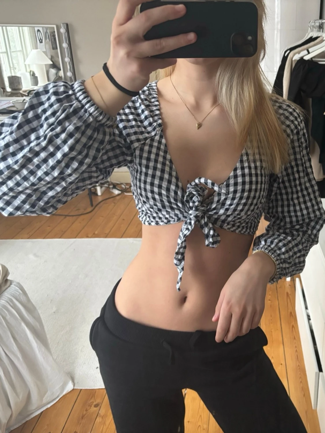 Svartvit rutig croppad blus med knyt