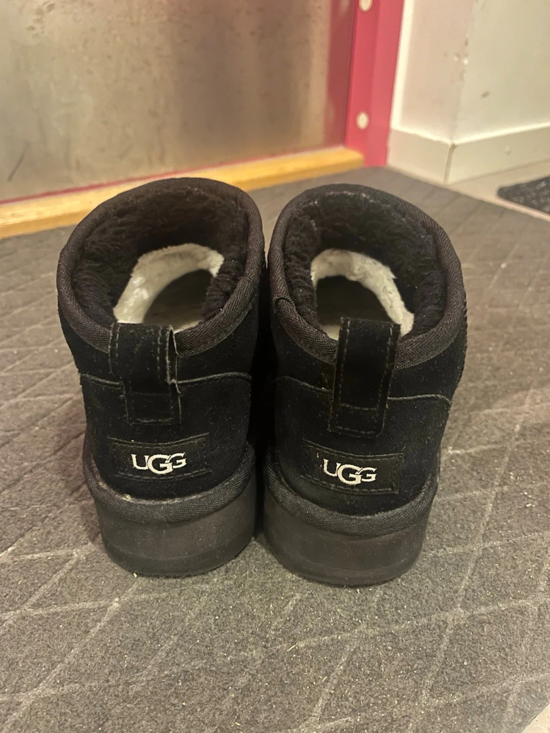 Svarta UGG stövletter i mocka