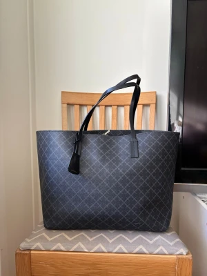 By Malene Birger Abigail väska - Använd väldigt sparsamt, få gånger I utmärkt skick, väskan har inga slitage heller defekt, handtag är i perfekt skick dock det finns små vita sträckor på ena sidan och botten av väskan (både på utsidan) (se bild 6&7 ) och små fläckar på insidan (har inte försökt ta bort, bild 4) Mått: Höjd 33 x Längd 56 x Vidd 18 cm Nypris 3200 kr