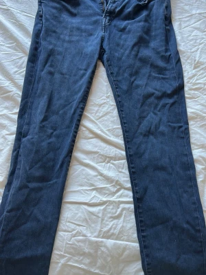Mörkblå raka Paul Smith jeans - Säljer ett par mörkblå jeans med rak passform och klassisk femficksdesign. Jeansen har dragkedjegylf och är tillverkade i ett mjukt denimtyg som ger en avslappnad look. Perfekta för dig som gillar tidlös stil.