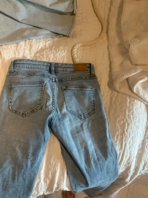 Säljer fina jeans från only low waist och bootcut - Fina jeans som ej passar längre från only mycket moderna och sköna och snygga pris kan diskuteras
