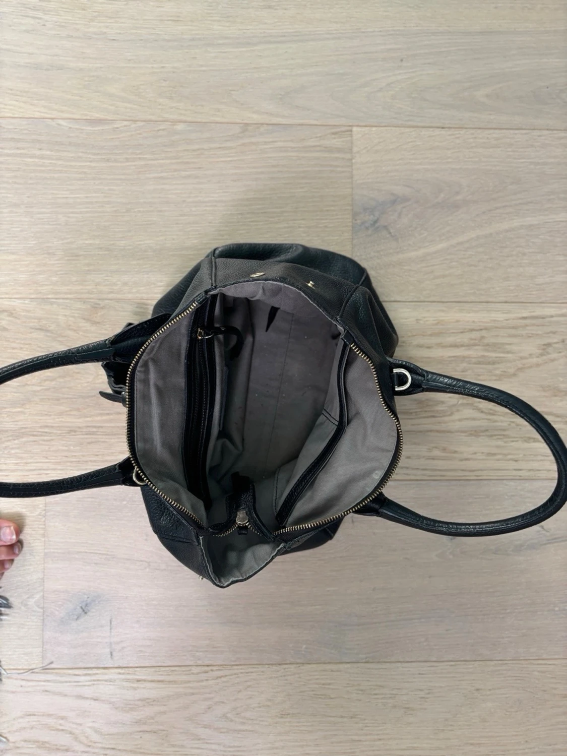 Svart handväska i läder med detaljer - 1