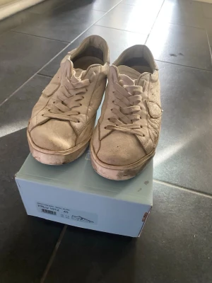 Vita låga sneakers i läder - Säljer ett par klassiska Philippe Model i storlek 45. Skorna är låga och har en stilren design med vita snören och ovandel i läder. Perfekta för dig som gillar en clean och enkel look till vardagsoutfiten.