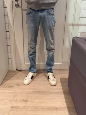 Replay ljusblå - Ett par ljusblåa replay jeans i storlek 28/31 i nyskick 