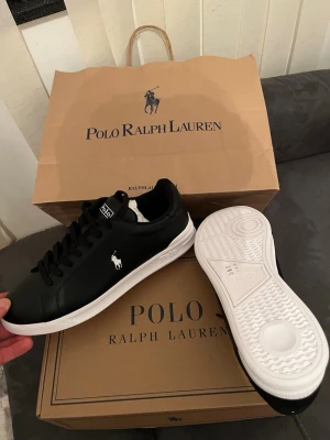 Polo Ralph lauren skor - Hej jag säljer mina helt nya Ralph lauren polo skor som är i storlek 43. Skorna är i svart vit färg och är väldigt stiliga det funkar för finare utetidee och även vardagligen.