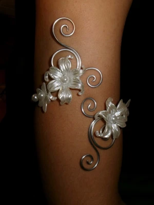 Armcuff  - Finns både i silver och guld💞 Lättböjd material som är enkel att justera. Vid osäkerhet, skriv gärna din till mig din omkrets på armen🥰 Jag gör även customs!