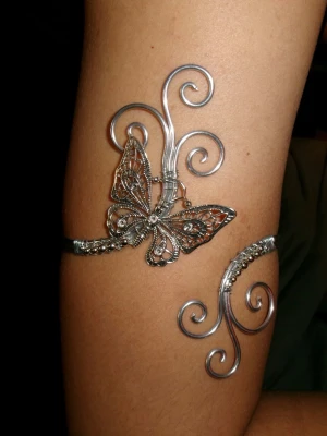 Armcuff  - Finns både i silver och guld💞 Lättböjd material som är enkel att justera. Vid osäkerhet, skriv gärna din till mig din omkrets på armen🥰 Jag gör även customs!