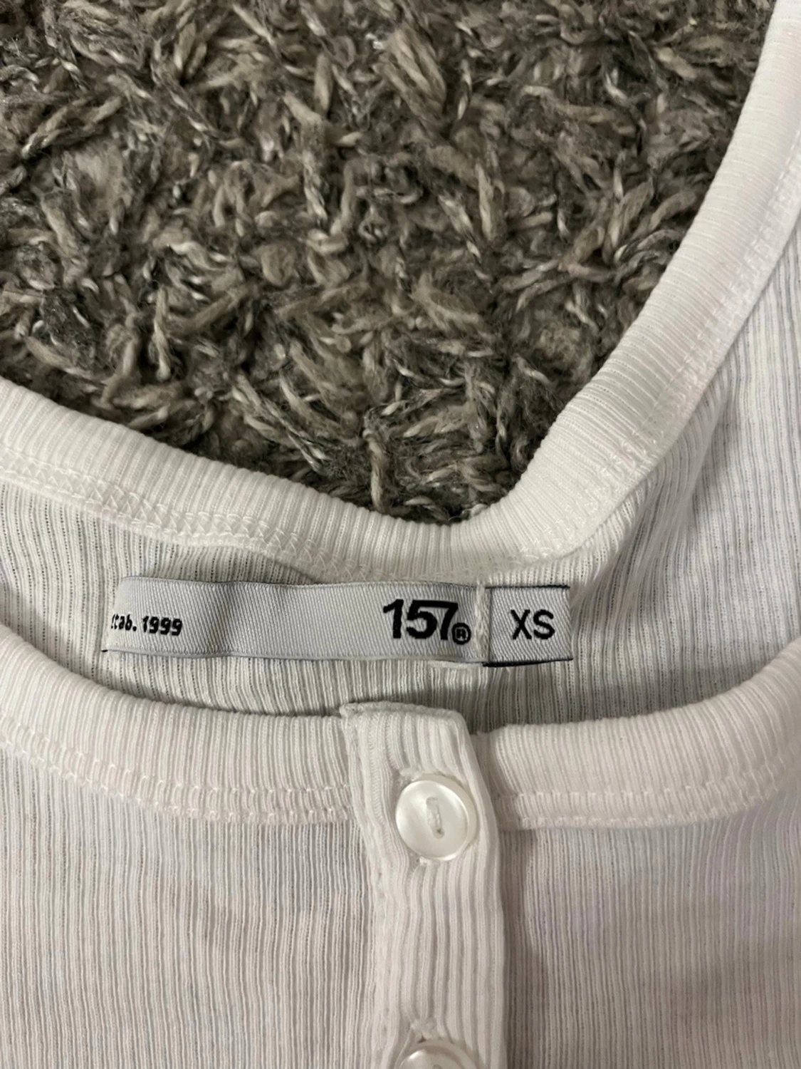 Vit ribbad linnetopp med knappar - 2