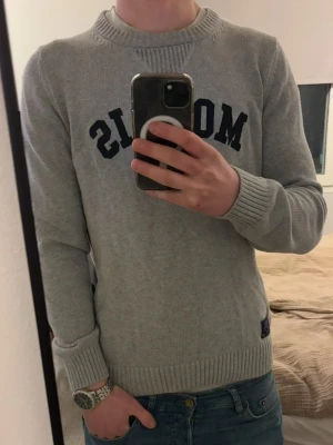 Grå stickad tröja från Morris - Tja! Säljer denna riktigt snygga tröja ifrån Morris | Storlek S | Jag på bilden är 182! | Hör av er vid minsta lilla fundering 🙌