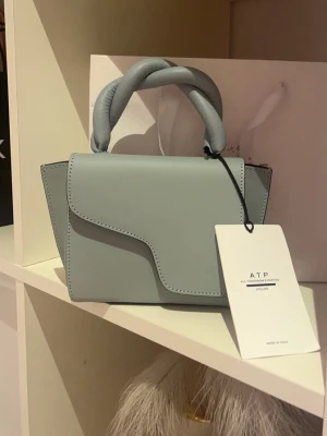 ATP atelier  - !INTRESSEKOLL! Stilren ljusblå handväska från ATP Atelier i den ljusblåa färgen. Färgen säljs inte längre och är ovanlig. Buda! 