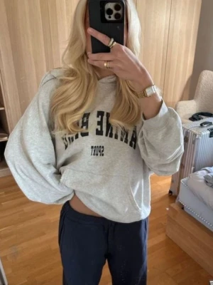 Anine Bing hoodie - Populära och jättefina anine bing hoodien modellen harvey i strl S. Inga defekter jättefint skick! 1000kr 🩷