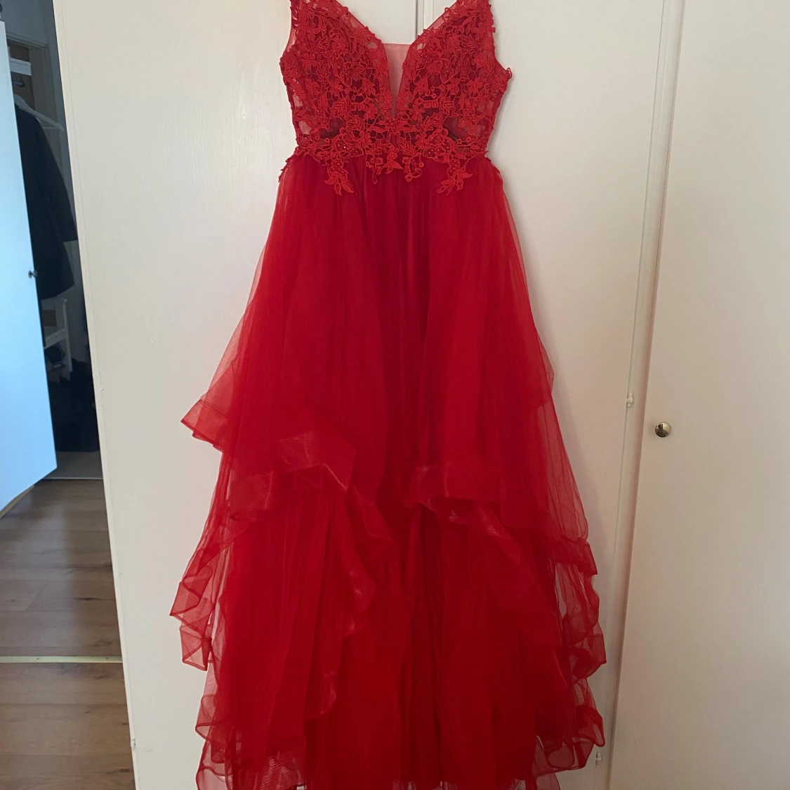 Röd balklänning med spetsdetaljer