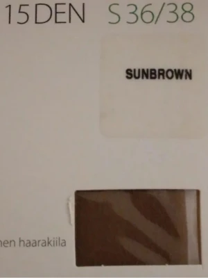 NYA OANVÄNDA Bruna tunna tights / strumpbyxor från Lindex,  SMALL - Säljer ett par exklusiva tights från Lindex i färgen Sunbrown. De är tunna med 15 denier, har matt finish och förstärkt tå. Tightsen har bomullskil och ger en mjuk och lyxig känsla. Perfekta till kjol eller klänning när du vill ha en naturlig look.