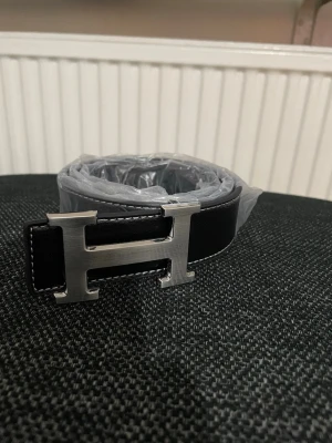 Svart H bälte  - Svart h bälte storlek 105