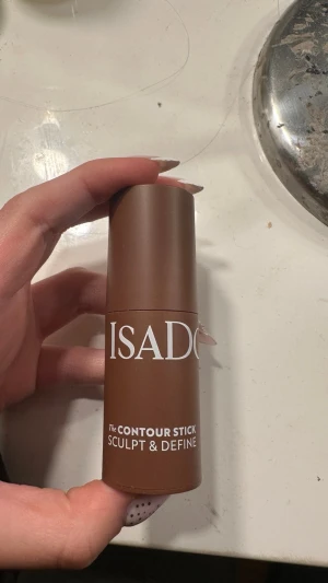 IsaDora Contour Stick Warm Mocha - Krämig contour stick från IsaDora i nyansen 36 Warm Mocha. Perfekt för att skulptera och definiera ansiktet. Kommer i en brun, rund hylsa med vit text. Vegansk, doftfri och tillverkad i Sverige. Aldrig använd, endast öppnat men insåg att de blir fel färg på mig, helt ny!
