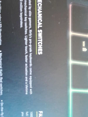 Xtrfy mekaniskt RGB-tangentbord - Säljer ett Xtrfy mekaniskt tangentbord med RGB-belysning och Kailh Red switches. Tangentbordet har svart bas och genomskinliga tangenter som släpper igenom färgat ljus. Perfekt för gaming och datoranvändning där snabb respons och snygg design behövs. Och den är oöpnad