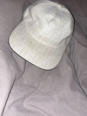 Vit Fendi keps - Vitt keps från Fendi med justerbar rem baktill.