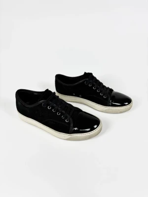 Lanvin Cap Toe skor - | Säljer ett par Lanvin Cap Toe sneakers i riktigt bra använt skick | Storlek: 41/UK7 | Enbart skorna ingår | Hör av dig vid frågor eller funderingar