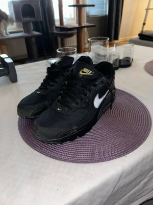 Nike Air Max 90s - Svart/Gula 90s Storlek 44. Knappt använda, inget slitage, färg håller, allt i gott skick.