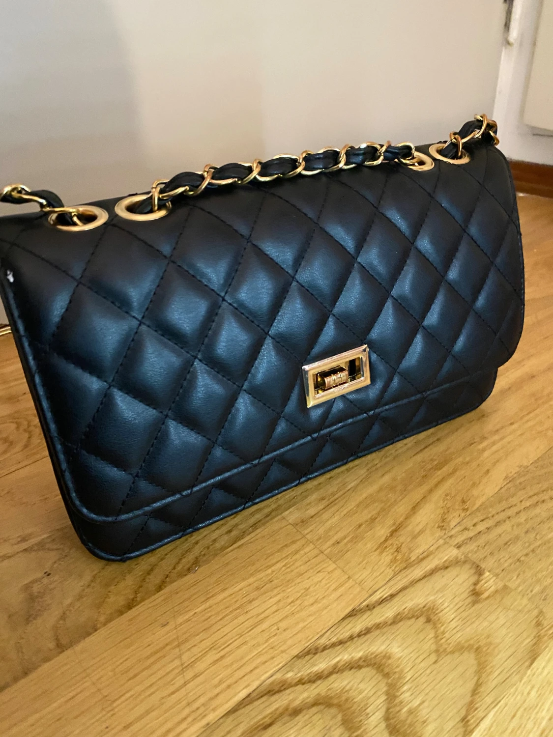 Svart quiltad axelväska med kedja - 1